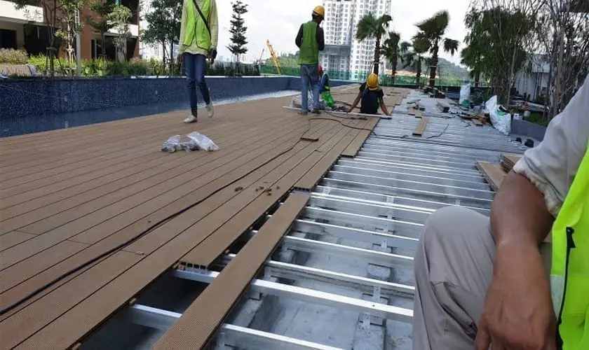 Thi công sàn gỗ nhựa ngoài trời